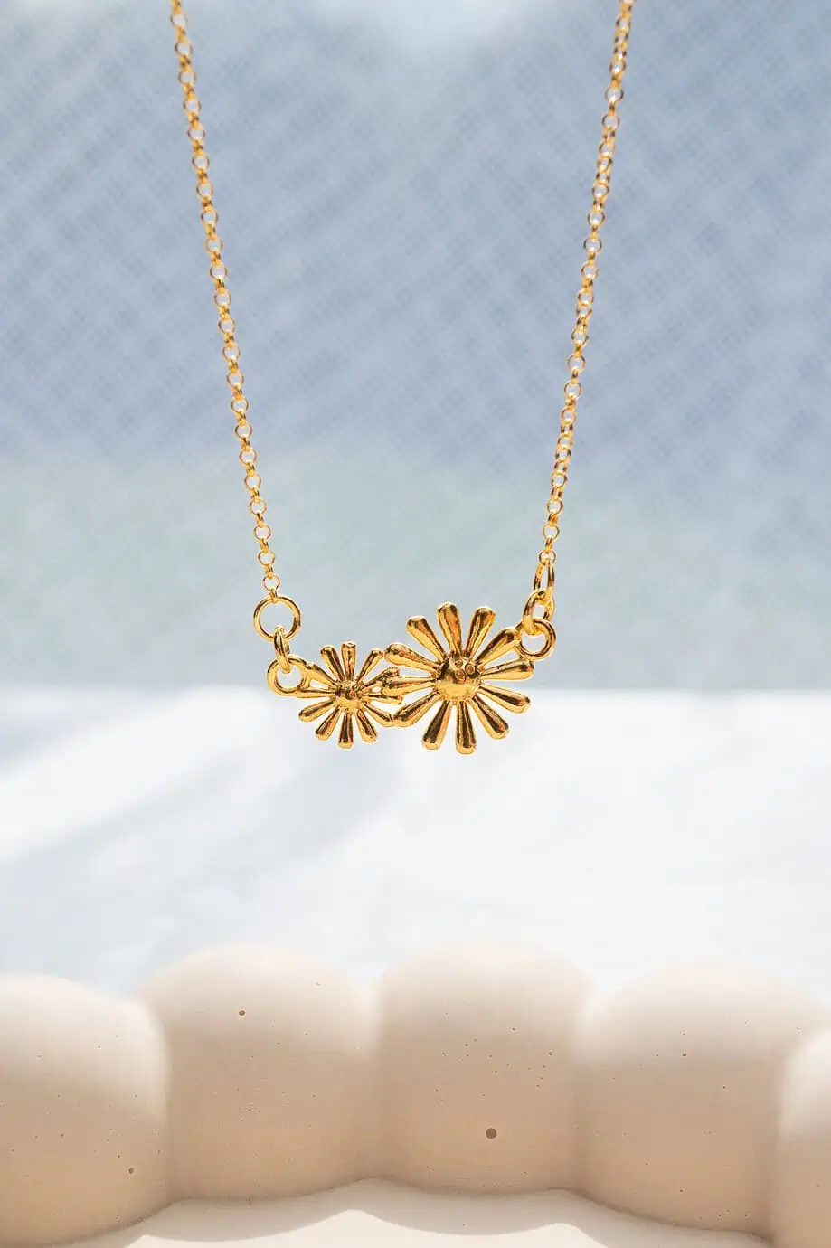 Gouden ketting met bloemetjes bloemen kettinkje van goud op zilver flower necklace gold