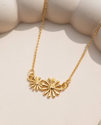 Gouden ketting met bloemetjes bloemen kettinkje van goud op zilver flower necklace gold