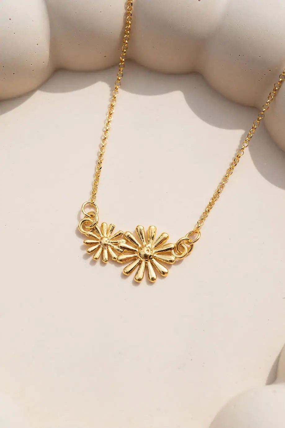 Gouden ketting met bloemetjes bloemen kettinkje van goud op zilver flower necklace gold