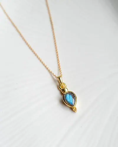 Gouden ketting met labradoriet edelsteentje edelsteen kettinkje blauw steentje labradorite van goud op zilver