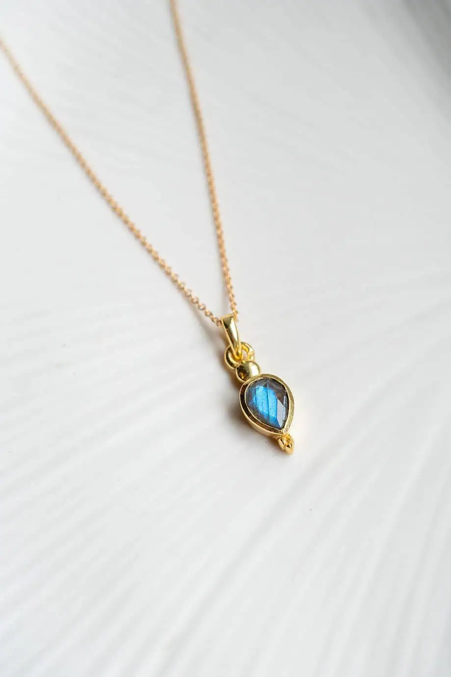 Gouden ketting met labradoriet edelsteentje edelsteen kettinkje blauw steentje labradorite van goud op zilver