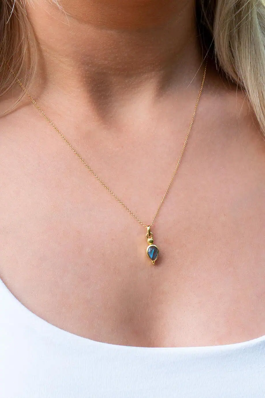 Gouden ketting met labradoriet edelsteentje edelsteen kettinkje blauw steentje labradorite van goud op zilver