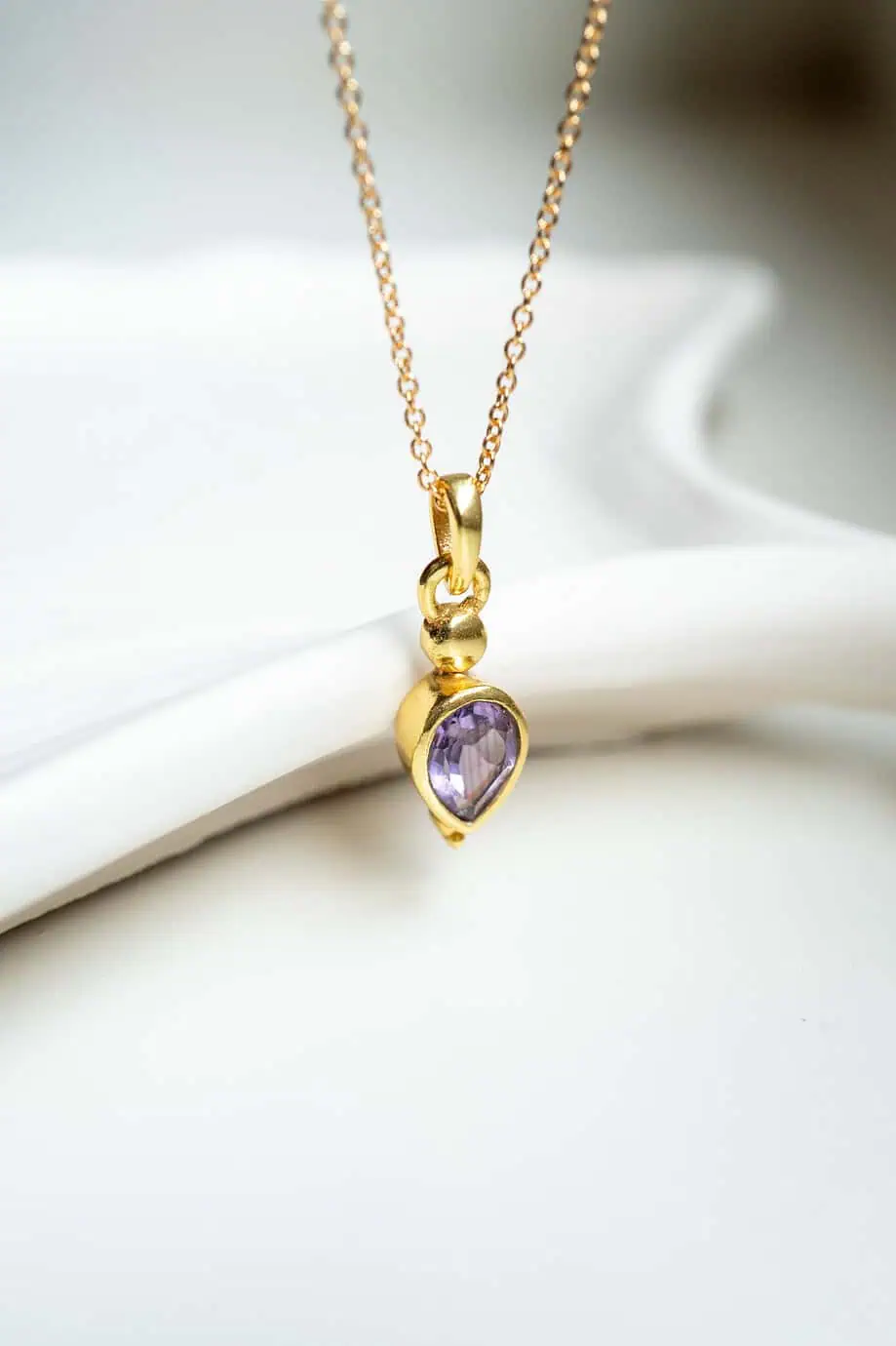 Gouden ketting met paars edelsteentje amethist geboortesteen kettinkje februari paars steentje amethyst van goud op zilver