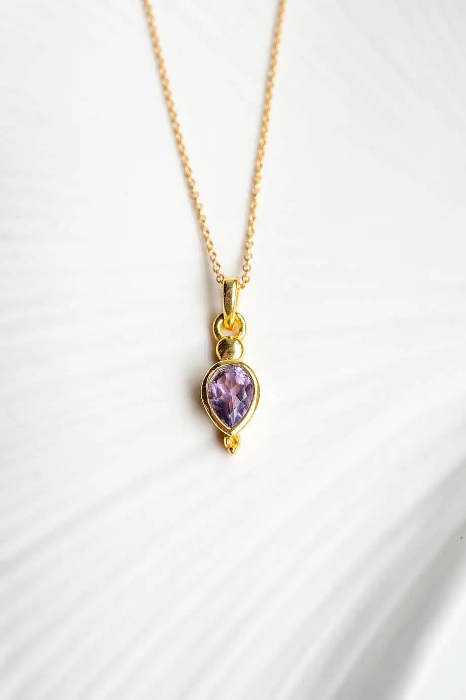 Gouden ketting met paars edelsteentje amethist geboortesteen kettinkje februari paars steentje amethyst van goud op zilver