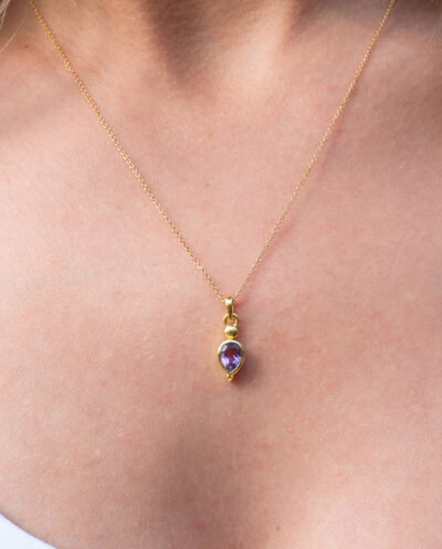 Gouden ketting met paars edelsteentje amethist geboortesteen kettinkje februari paars steentje amethyst van goud op zilver