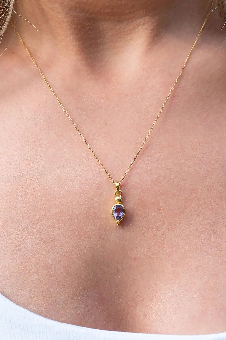 Gouden ketting met paars edelsteentje amethist geboortesteen kettinkje februari paars steentje amethyst van goud op zilver