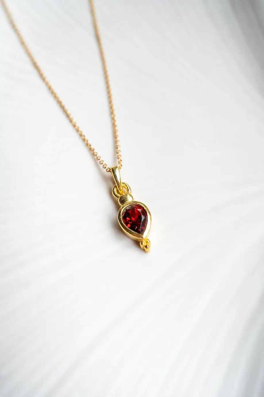 Gouden ketting met rood edelsteentje granaat geboortesteen kettinkje januari donkerrood steentje garnet van goud op zilver 2