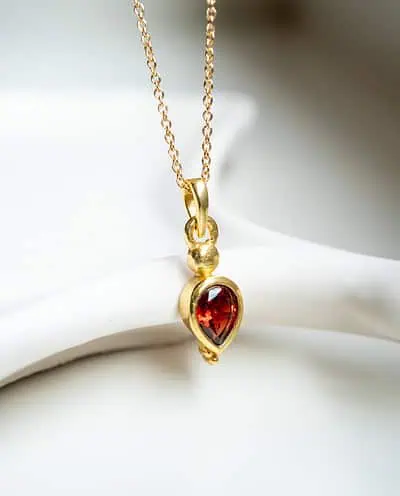 Gouden ketting met rood edelsteentje granaat geboortesteen kettinkje januari donkerrood steentje garnet van goud op zilver 3