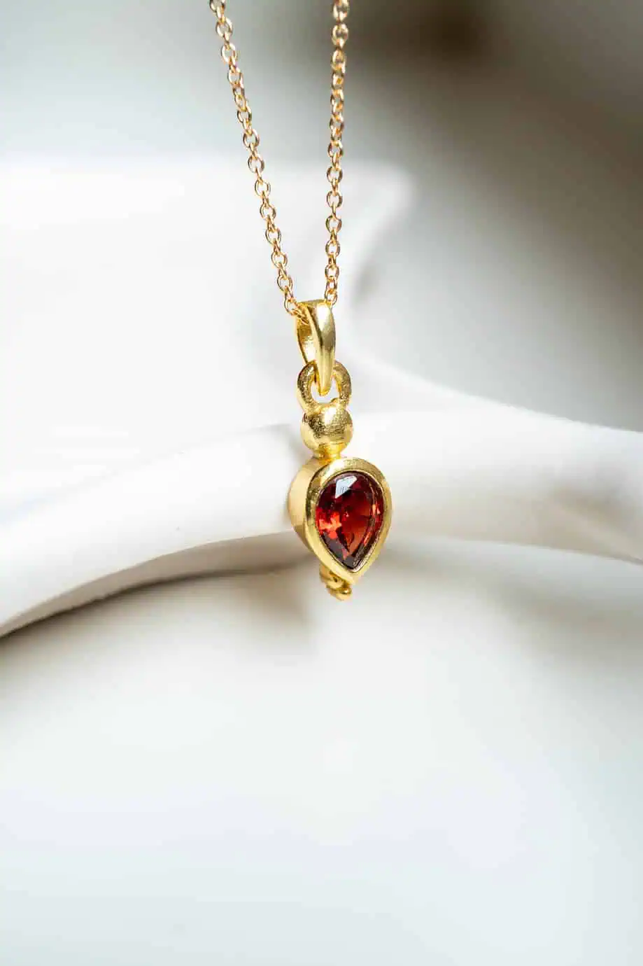 Gouden ketting met rood edelsteentje granaat geboortesteen kettinkje januari donkerrood steentje garnet van goud op zilver 3