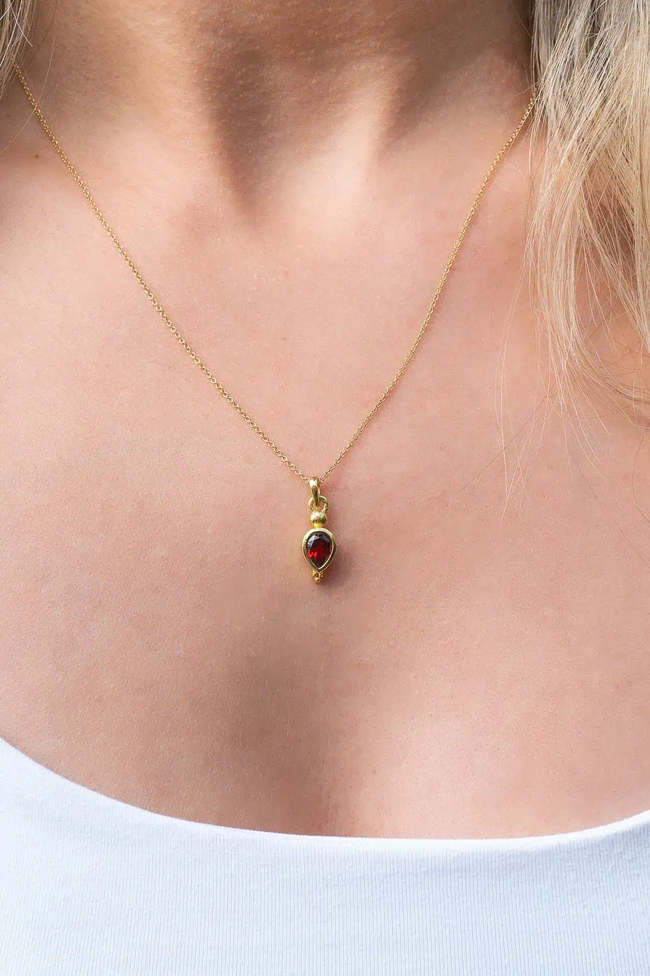 Gouden ketting met rood edelsteentje granaat geboortesteen kettinkje januari donkerrood steentje garnet van goud op zilver