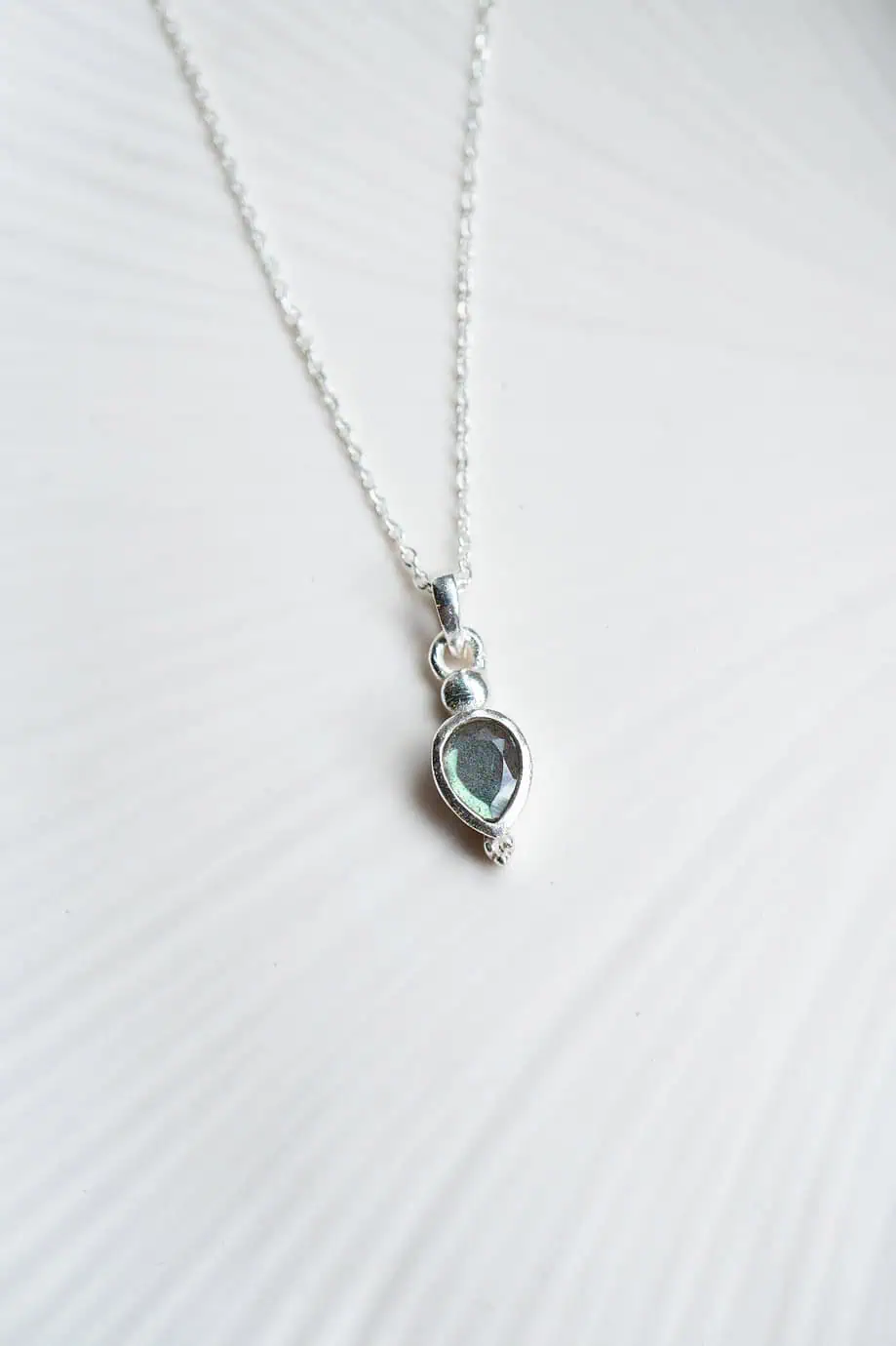 Zilveren ketting met labradoriet edelsteentje edelsteen hanger kettinkje blauw steentje labradorite van sterling zilver 1