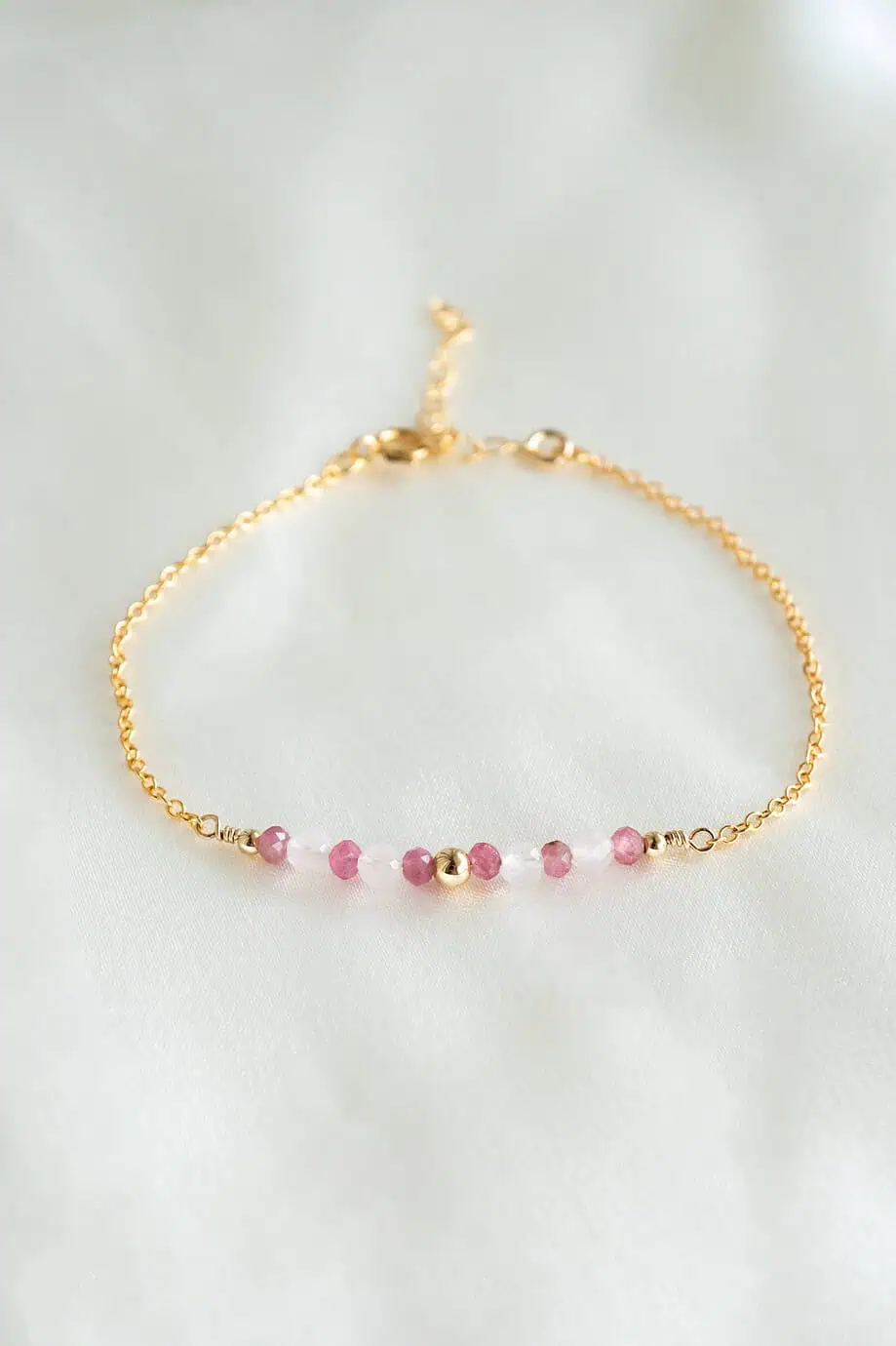 Edelsteen armbandje met roze toermalijn en rozenkwarts edelsteentjes van gold filled goud gouden armband