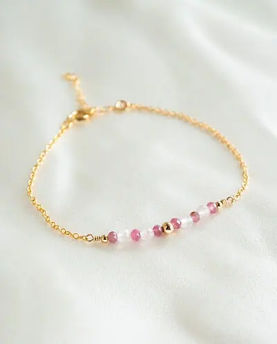 Edelsteen armbandje met roze toermalijn en rozenkwarts edelsteentjes van gold filled goud gouden armband