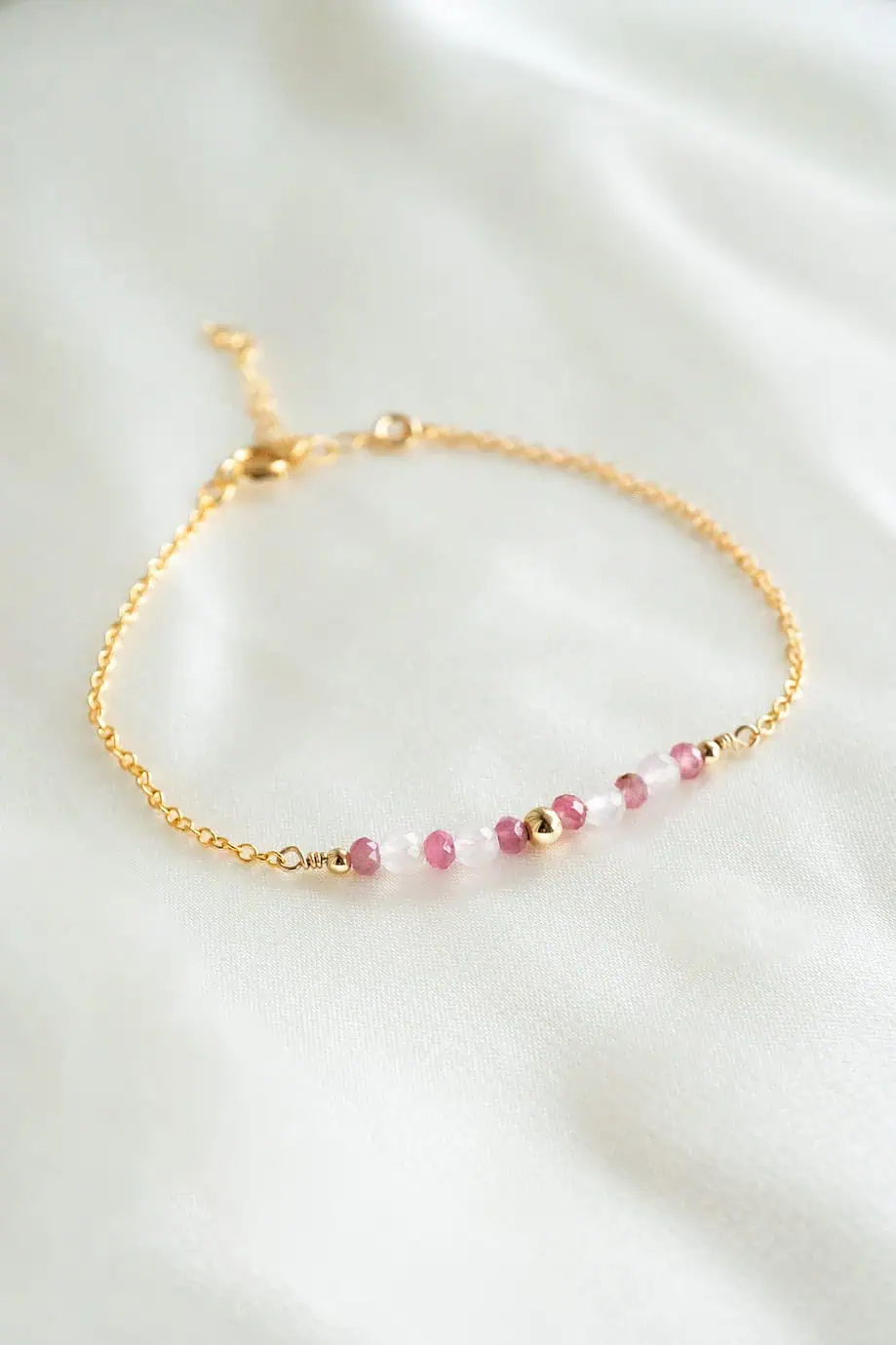 Edelsteen armbandje met roze toermalijn en rozenkwarts edelsteentjes van gold filled goud gouden armband