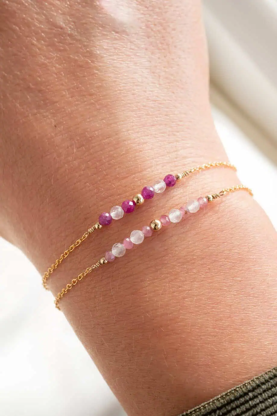 Edelsteen armbandjes met roze edelsteentjes robijn rozenkwarts en toermalijn rood van gold filled goud armband