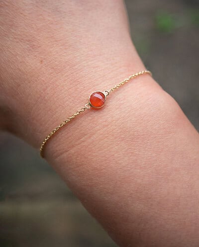 Gouden armband met rond rode Onyx edelsteentje oranje rond steentje van Goud op Zilver red onyx edelsteen