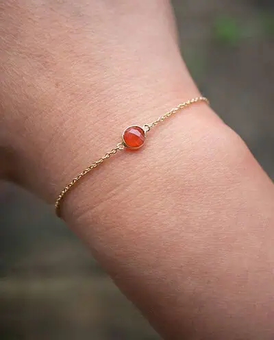 Gouden armband met rond rode Onyx edelsteentje oranje rond steentje van Goud op Zilver red onyx edelsteen