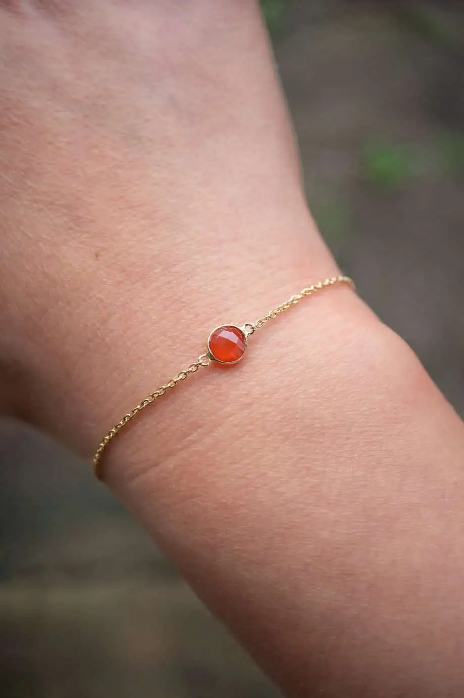 Gouden armband met rond rode Onyx edelsteentje oranje rond steentje van Goud op Zilver red onyx edelsteen