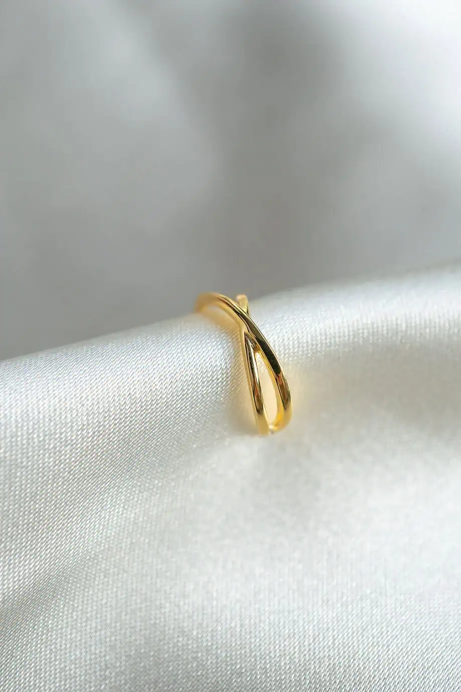 Gouden ear cuff piercing zonder gaatje kruis gekruiste earcuff van goud op zilver