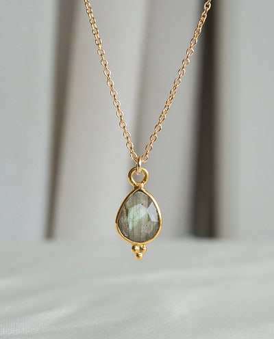 Ketting met edelsteen hangertje labradoriet edelsteentje classic van gold filled goud blauwe steen