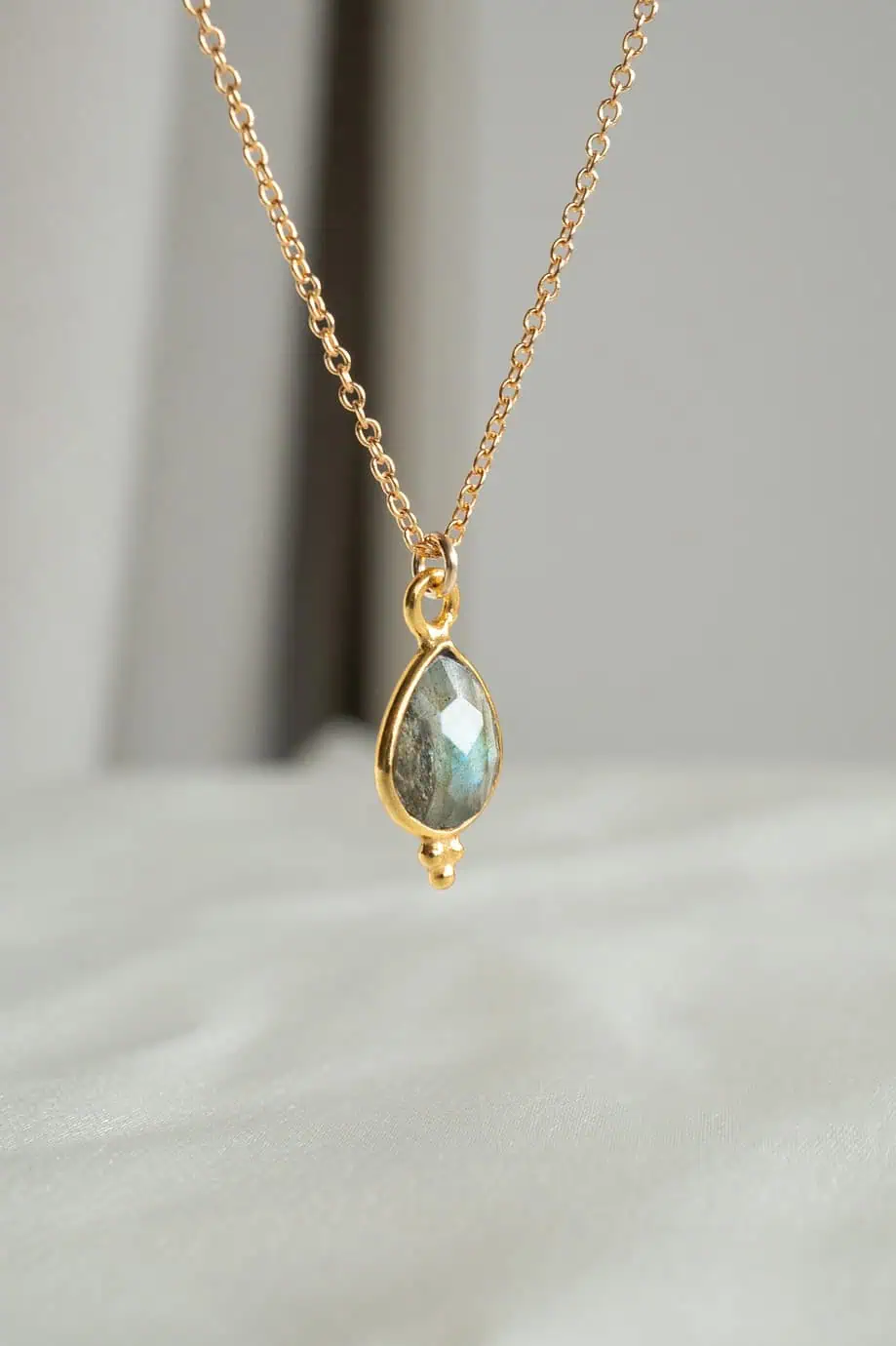 Ketting met edelsteen hangertje labradoriet edelsteentje classic van gold filled goud blauwe steen