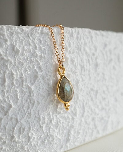 Ketting met edelsteen hangertje labradoriet edelsteentje classic van gold filled goud blauwe steen