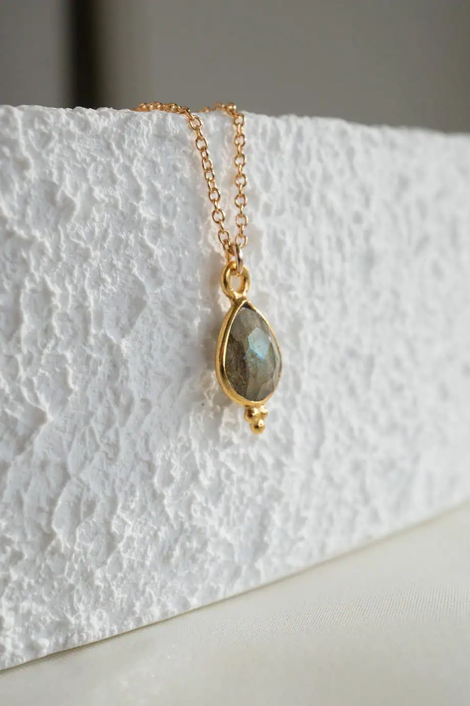 Ketting met edelsteen hangertje labradoriet edelsteentje classic van gold filled goud blauwe steen