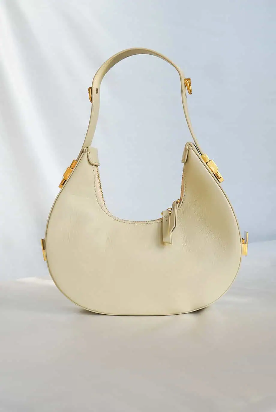 Leren schoudertas beige taupe handtas coccinelle whisper look-alike designer dupe bag Osoi Toni tasje half moon halve maan tas pistache kleur verstelbaar