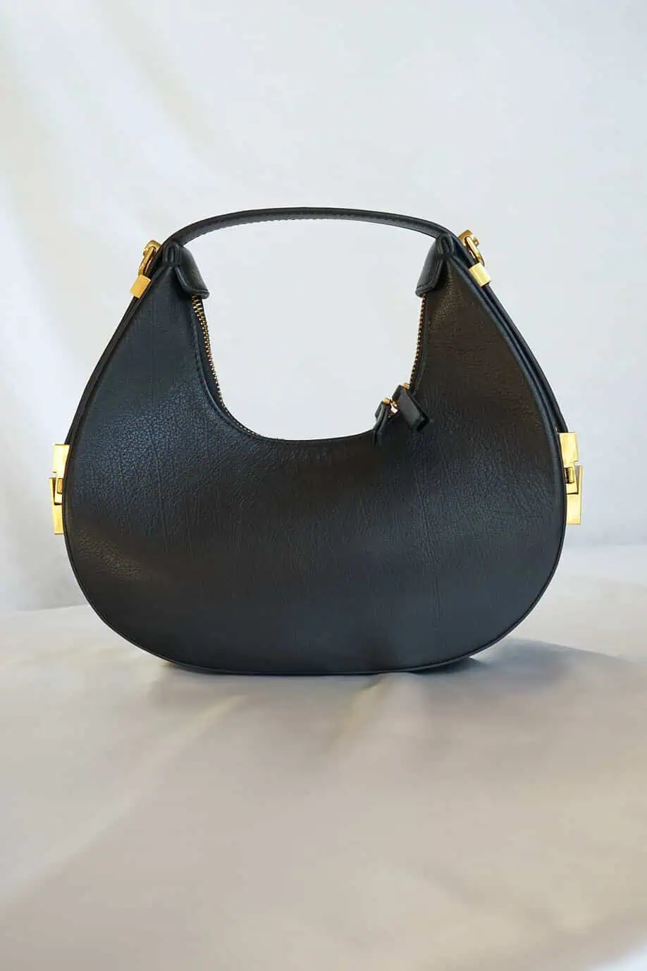 Leren schoudertas zwart handtas coccinelle whisper look-alike designer dupe bag Osoi Toni tasje black half moon halve maan tas zwarte kleur