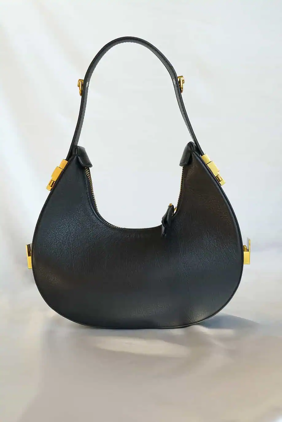 Leren schoudertas zwart handtas coccinelle whisper look-alike designer dupe bag Osoi Toni tasje black half moon halve maan tas zwarte kleur uitschuifbaar