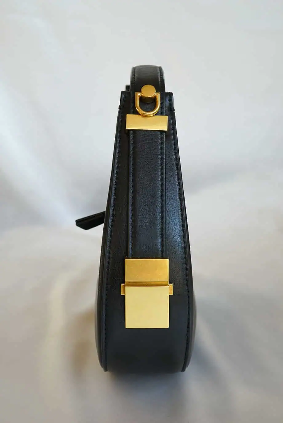 Leren schoudertas zwart handtas coccinelle whisper look-alike designer dupe bag Osoi Toni tasje black half moon halve maan tas zwarte kleur verstelbaar clip sluiting