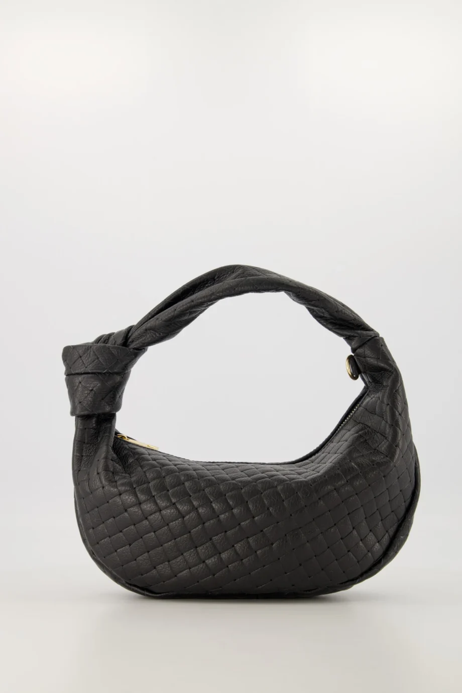 Deze zwarte leren tas is een stijlvolle look-alike van de Bottega Veneta Jodie. Met een prachtig gevlochten ontwerp en een knoopdetail