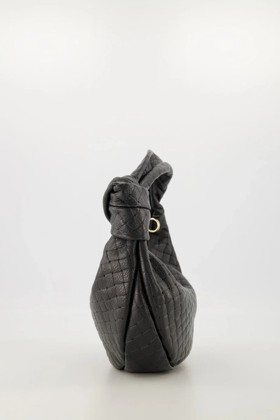 Deze zwarte leren tas is een stijlvolle look-alike van de Bottega Veneta Jodie. Met een prachtig gevlochten ontwerp en een knoopdetail