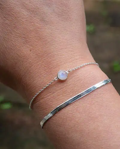 Zilveren armband met regenboog maansteen edelsteentje wit met blauwe gloed rond steentje van Sterling Zilver rainbow moonstone