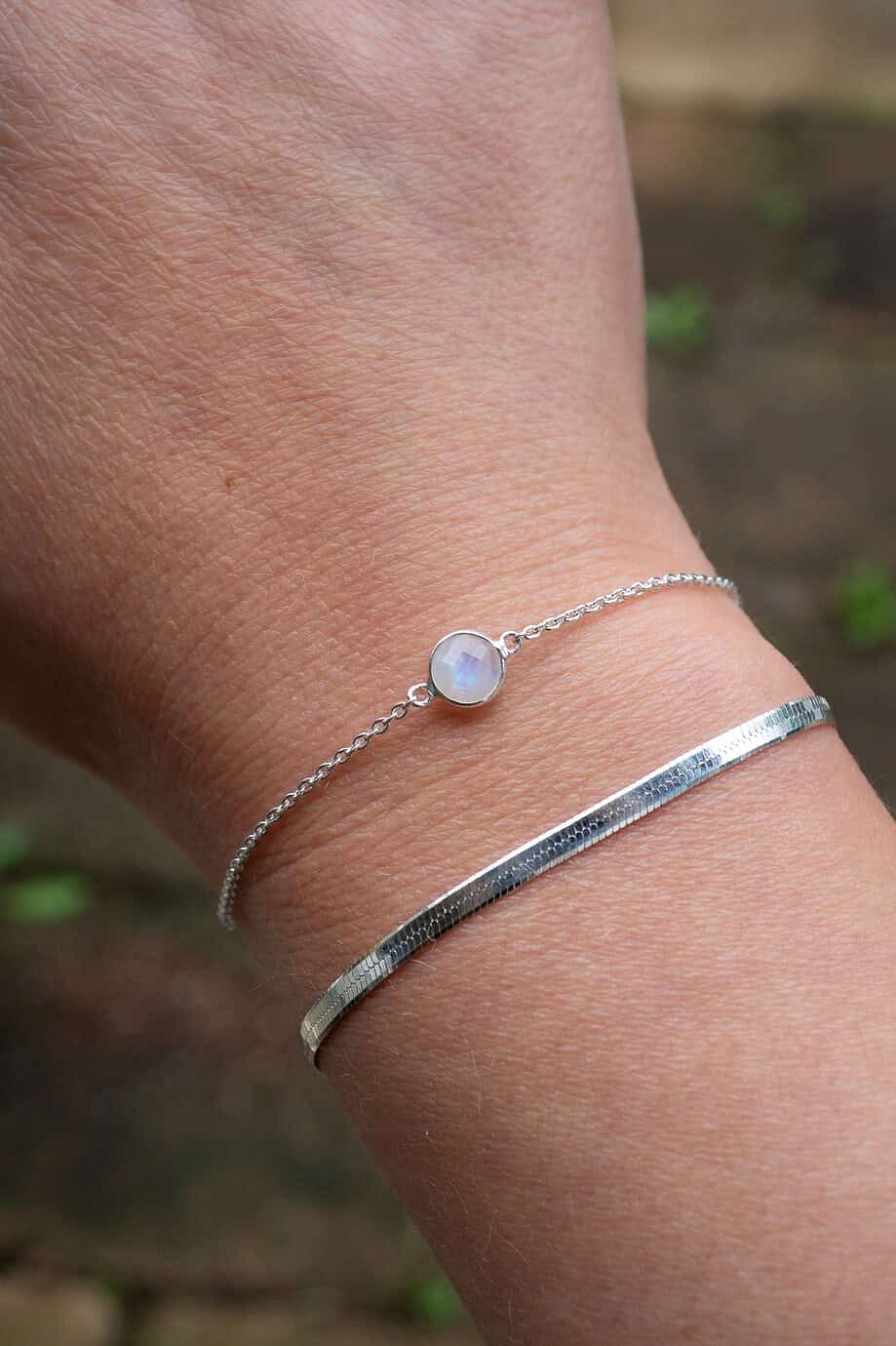 Zilveren armband met regenboog maansteen edelsteentje wit met blauwe gloed rond steentje van Sterling Zilver rainbow moonstone