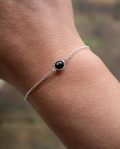 Zilveren armband met een rond zwart edelsteentje van black onyx, vervaardigd uit Sterling Zilver