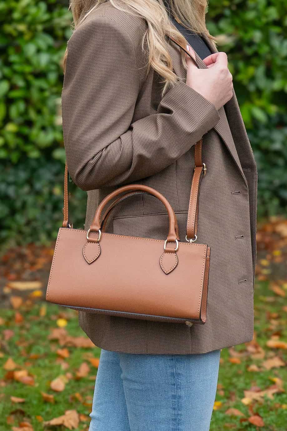 Bruine leren dames handtas in cognac bruin, langwerpig ontwerp, schoudertas in de stijl van Michael Kors.