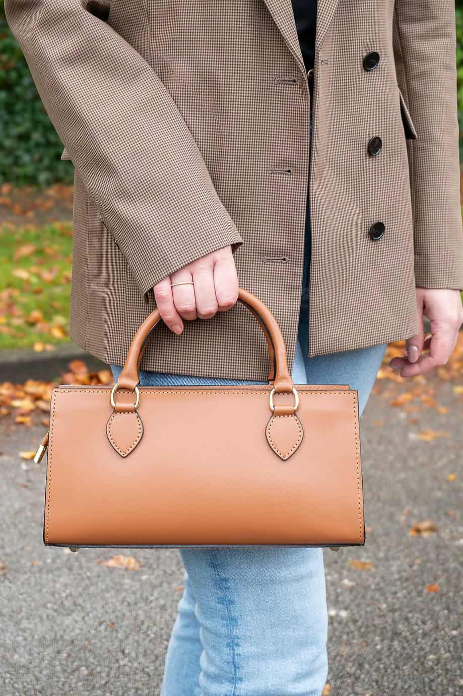 Bruine leren dames handtas in cognac bruin, langwerpig ontwerp, schoudertas in de stijl van Michael Kors.