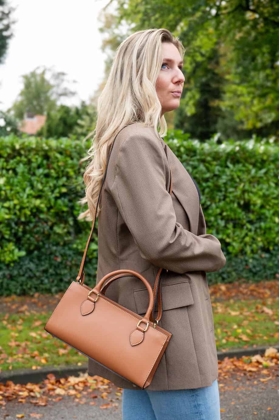 Bruine leren dames handtas in cognac bruin, langwerpig ontwerp, schoudertas in de stijl van Michael Kors.