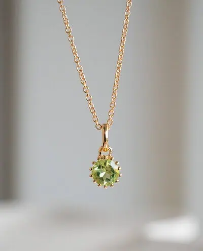 Gouden ketting met groene peridoot edelsteentje geboortesteen van augustus peridot groen van goud op zilver