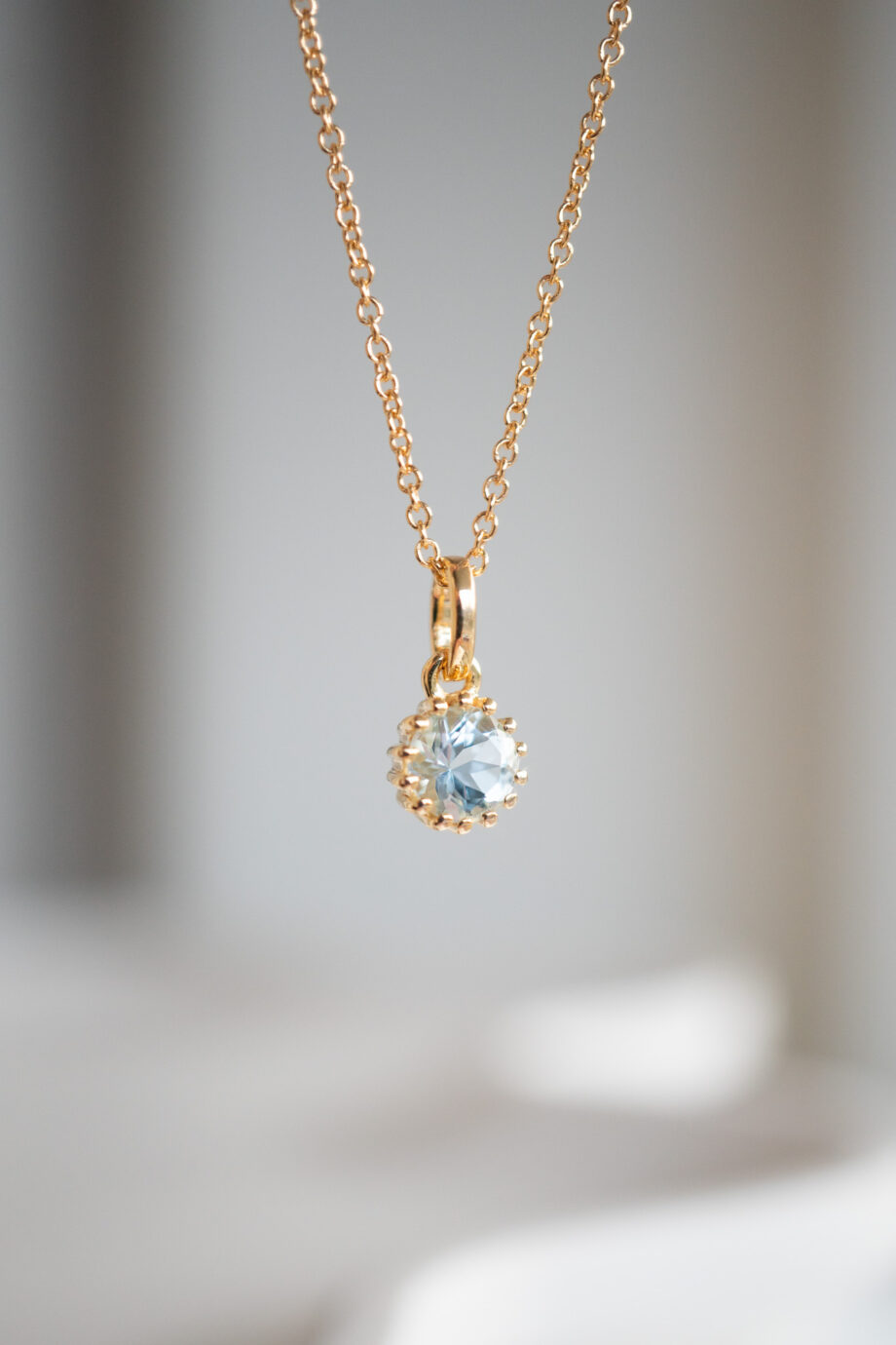 Gouden ketting met lichtblauw topaas edelsteentje geboortesteen van december blauwe topaz sky blue van goud op zilver