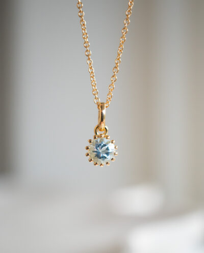 Gouden ketting met lichtblauw topaas edelsteentje geboortesteen van december blauwe topaz sky blue van goud op zilver