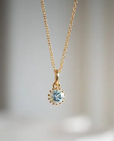 Gouden ketting met lichtblauw topaas edelsteentje geboortesteen van december blauwe topaz sky blue van goud op zilver