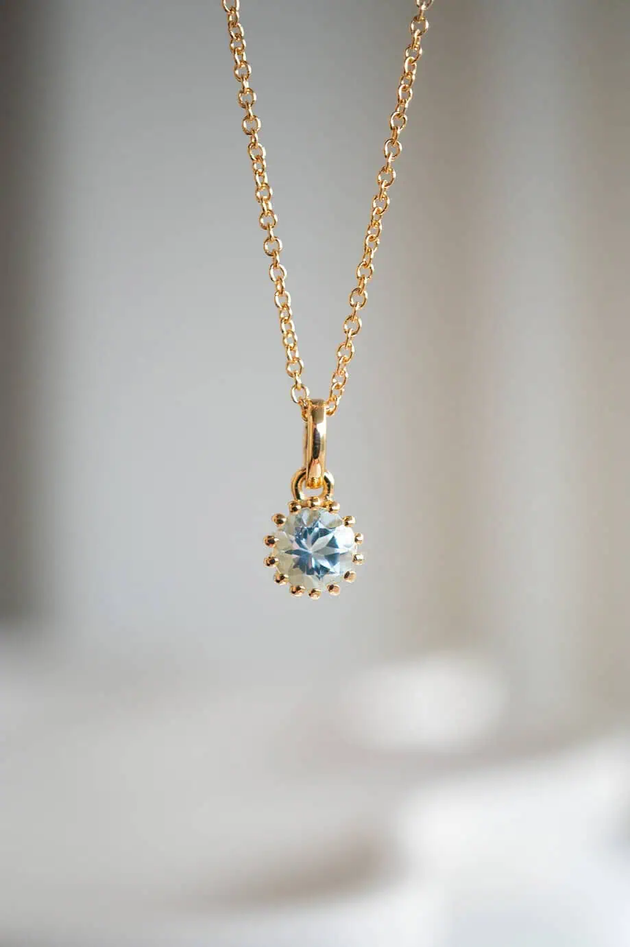 Gouden ketting met lichtblauw topaas edelsteentje geboortesteen van december blauwe topaz sky blue van goud op zilver