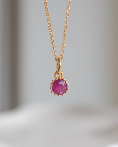 Gouden ketting met rode robijn edelsteentje geboortesteen van juli red ruby van goud op zilver