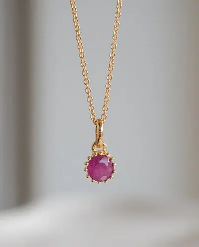 Gouden ketting met rode robijn edelsteentje geboortesteen van juli red ruby van goud op zilver