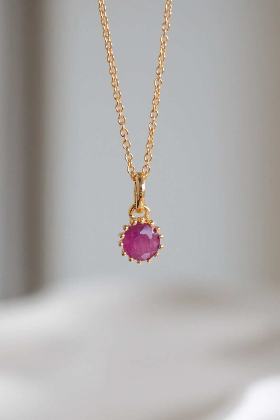 Gouden ketting met rode robijn edelsteentje geboortesteen van juli red ruby van goud op zilver