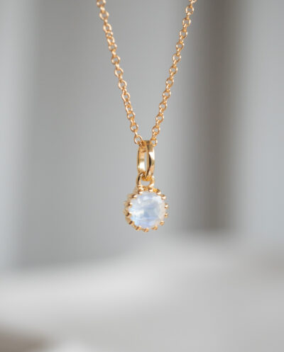 Gouden ketting met regenboog maansteen edelsteentje geboortesteen van juni rainbow moonstone van goud op zilver