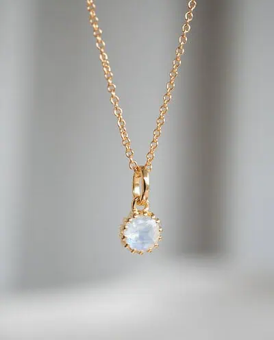 Gouden ketting met regenboog maansteen edelsteentje geboortesteen van juni rainbow moonstone van goud op zilver