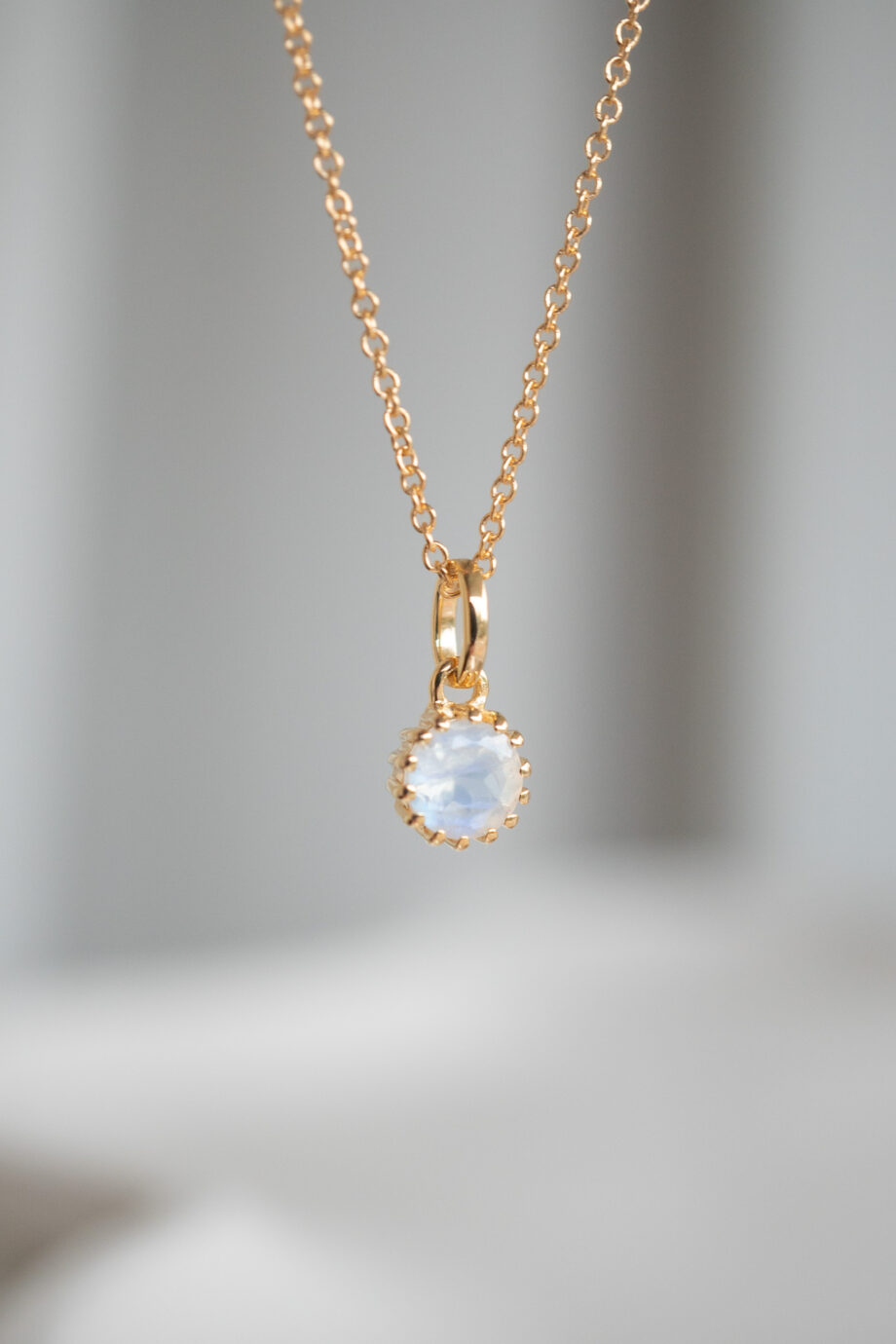 Gouden ketting met regenboog maansteen edelsteentje geboortesteen van juni rainbow moonstone van goud op zilver